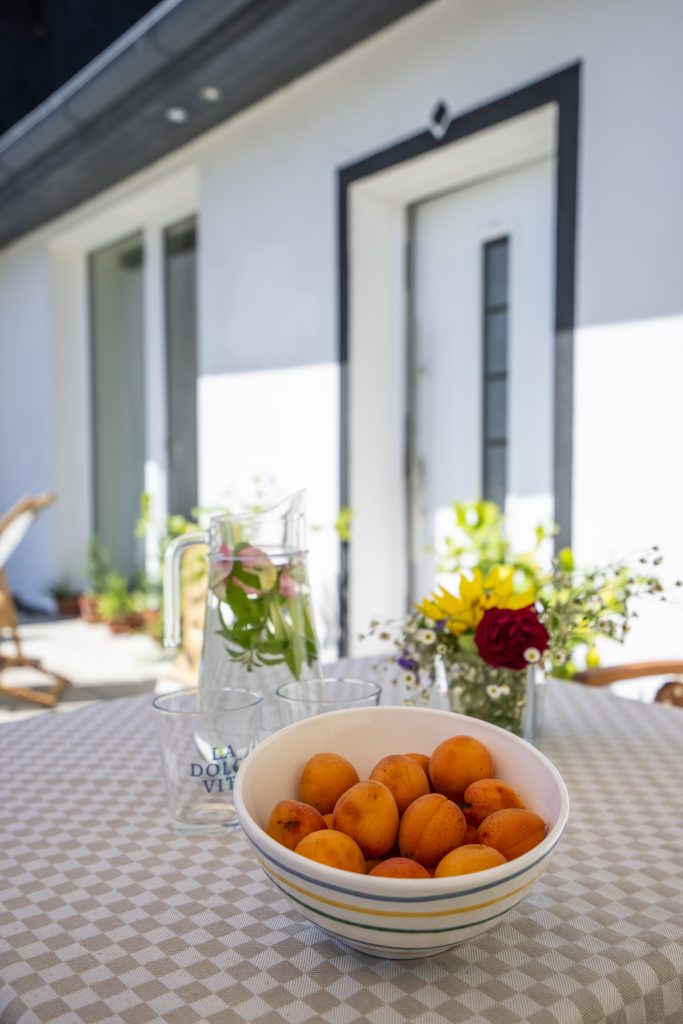 Sonnenterrasse mit frischen Marillen im Naturgarten bei Steffis Ferienwohnungen